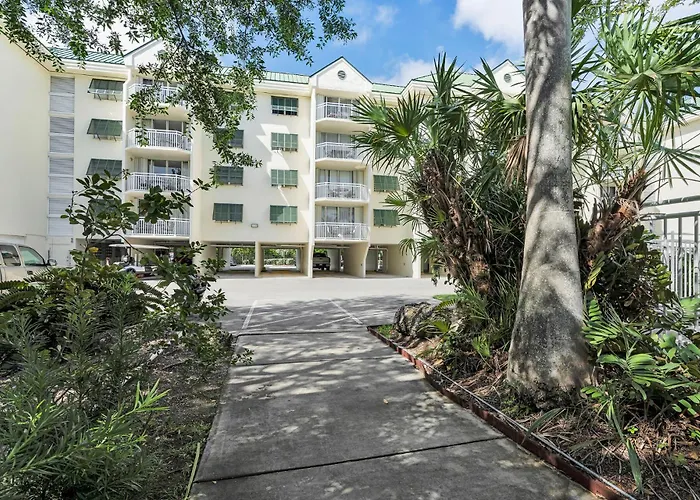 Seas The Breeze, Poolside Condo Near The Beach