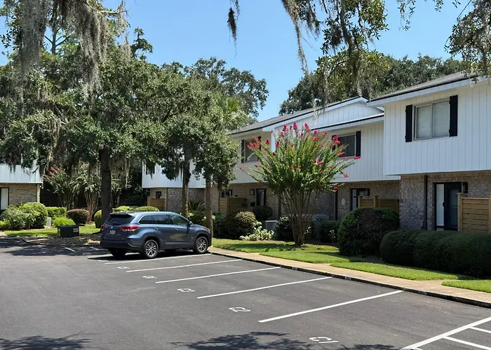 Easy Walk To The Beach With King Bed, Pool, And Bikes