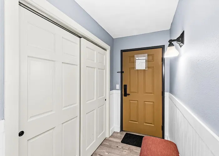 Whispering Pines Lake Views King Suite, 2 Queen Beds, Kitchen And Heated Pools