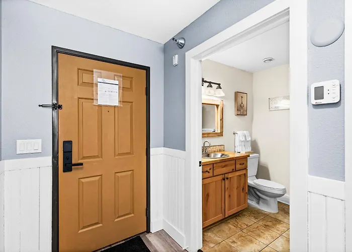 Whispering Pines Lake Views King Suite, 2 Queen Beds, Kitchen And Heated Pools