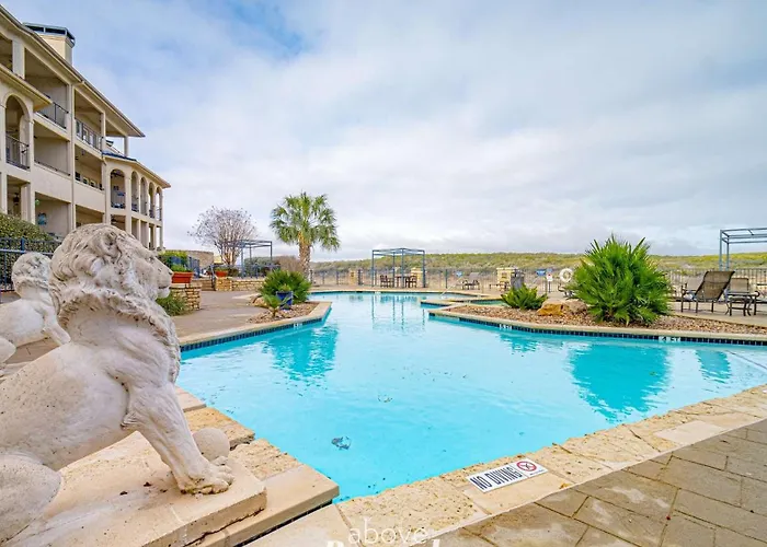 Stylish Island Villa On Lake Travis