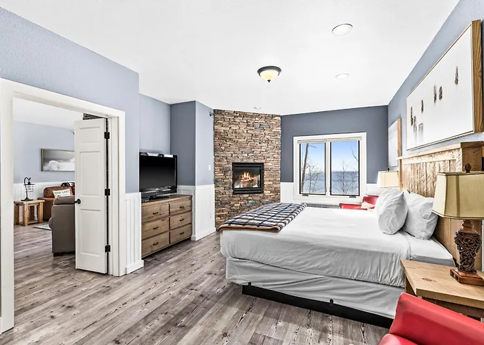 Whispering Pines Lake Views 1Br King Suite
