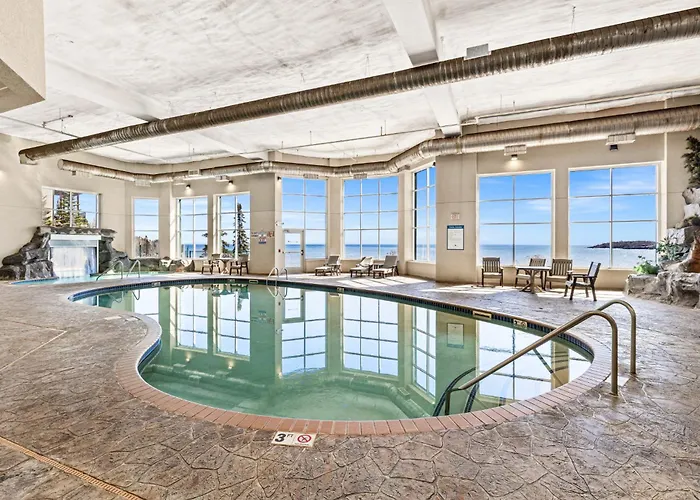 Panoramic Lake Views 1 Bedroom King Suite & Whirlpool, Kitchen And Hot Tub