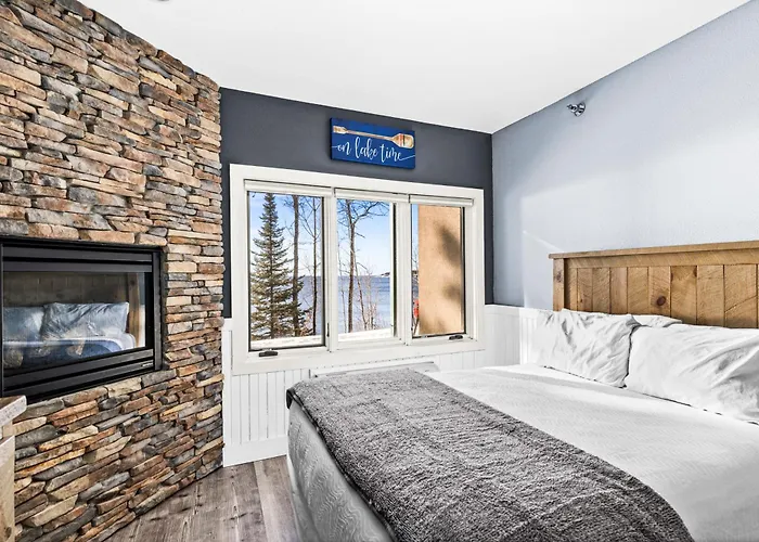 Whispering Pines Lake Views King Suite, 2 Queen Beds, Kitchen And Heated Pools