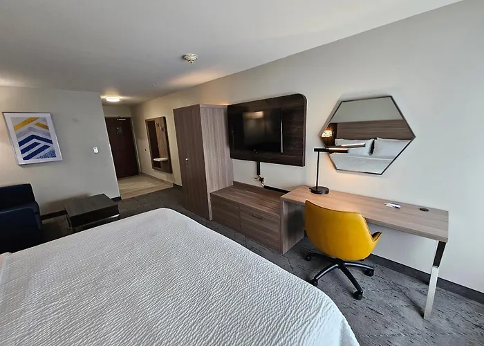 Holiday Inn Express Hotel & Suites Cincinnati-Blue Ash By Ihg
