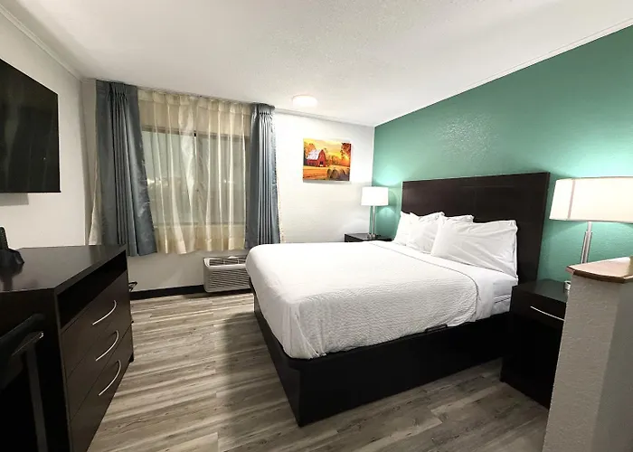 Baymont Inn & Suites By Wyndham Newton Ia