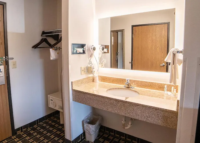 Quality Inn & Suites Watertown Near Prairie Lakes Ice Arena