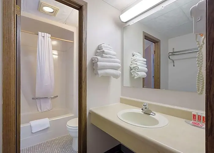 Econo Lodge Inn & Suites Escanaba North