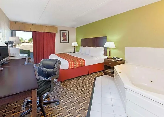 Days Inn & Suites By Wyndham Madison Heights Mi