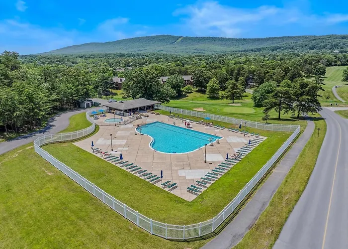 Woods Song -- Hot Tub - Pet Friendly - Wifi - King Bed - Woods Resort - Golf Nearby - Pool Pass - Spa - Grill - Fireplace