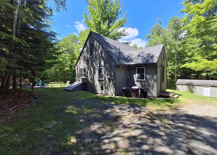 Cozy Woodsy Cabin W/ A Deck, Firepit, Gas Grill, Free Wifi, & Full Kitchen