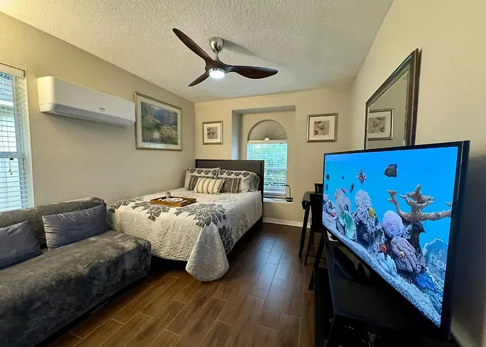 Ruskin Fl 2 Bdrm 1 Bath Suite, Host Shares Common Areas