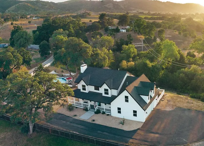 Paso Wine Country Farmhouse With Pool, Spa, Game Room