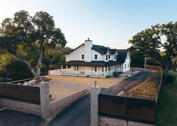 Paso Wine Country Farmhouse With Pool, Spa, Game Room