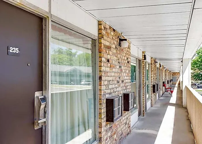Oyo Hotel Mona Lake Muskegon