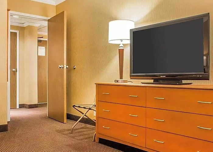 Clarion Hotel & Suites Riverfront
