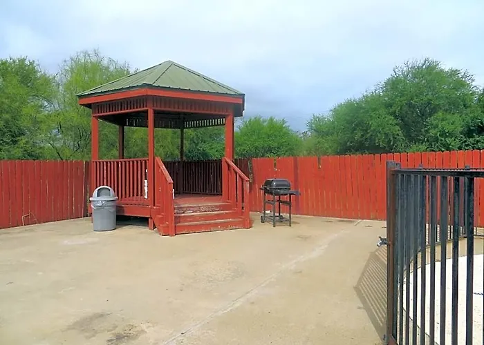La Grange Executive Inn And Suites