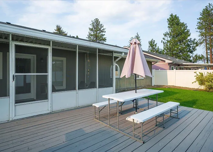 Updated Rancher Near Shopping & Restaurants