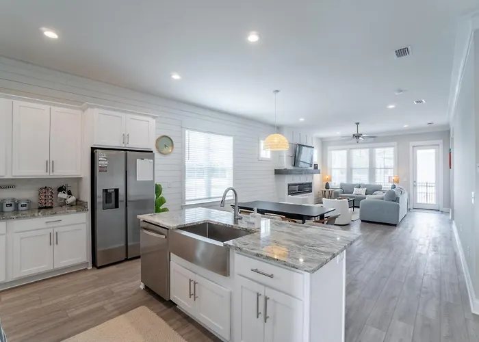 ~Spacious Home Near Beach W/ Game Room And Community Pool~