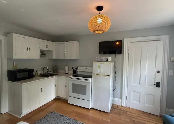 Friendly Home With Our Separate Condos & Free Wifi In The Heart Of Downtown