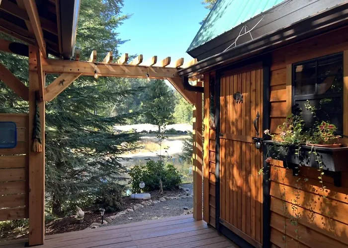 Spacious Packwood Cabin W/ Hot Tub - Near River