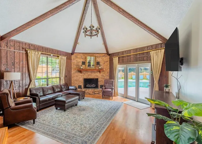 Golden Isles Lrge Home- Huge Pool, Hot Tub, Game Rm