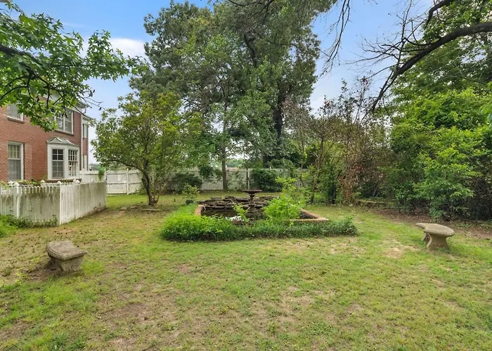 King Suite-Sitting Area-Backyard Views-The Blooming Garden