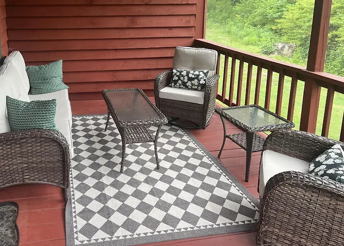 Cozy Dillard Cabin W/ Mountain Views & Pool Access