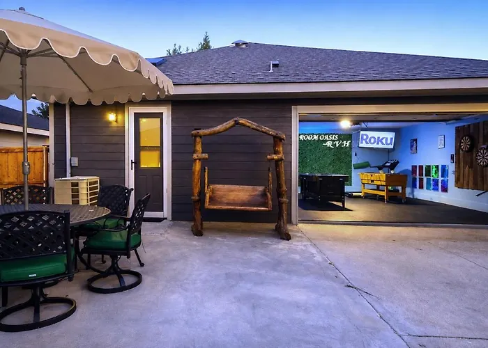 Great Group Getaway With Family Game Room - Secret Massage Nook - Private Patio - 2 Kings