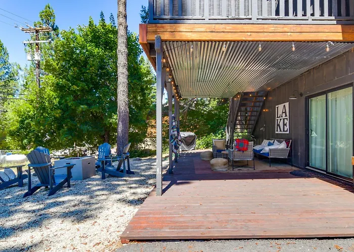 East Shore Peninsula Cabin W/ Pickleball Court