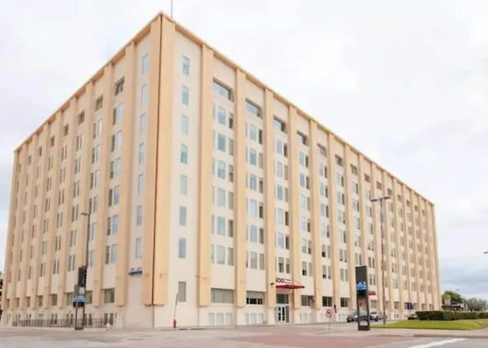 Modern Dallas Pool Stay Near Convention Center