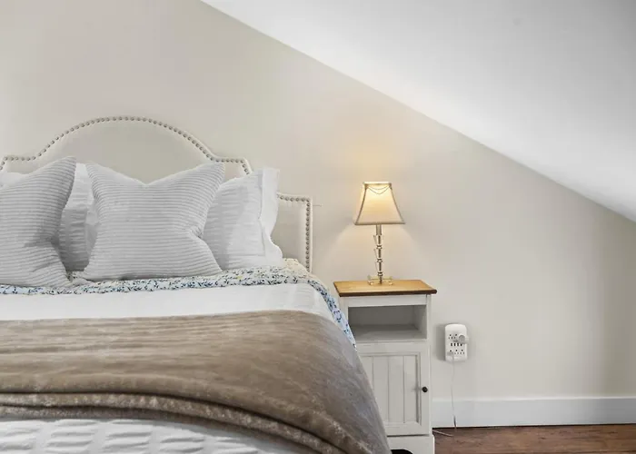 The School House Cottage, Historic 1Br Mystic River Stay Near Seaport