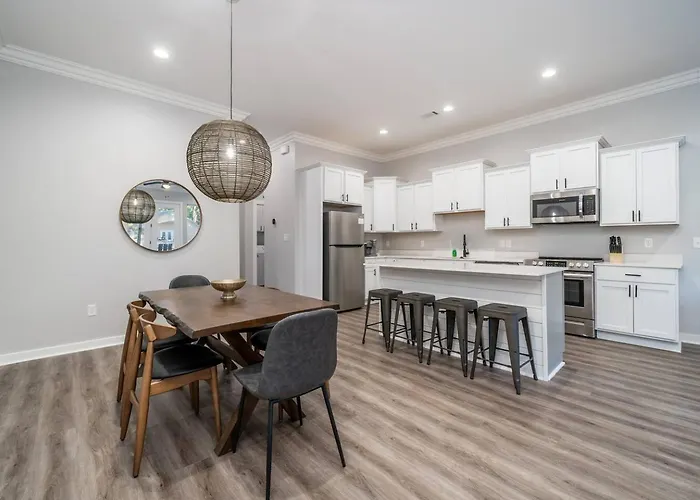 Lakefront Oasis With Game Room!