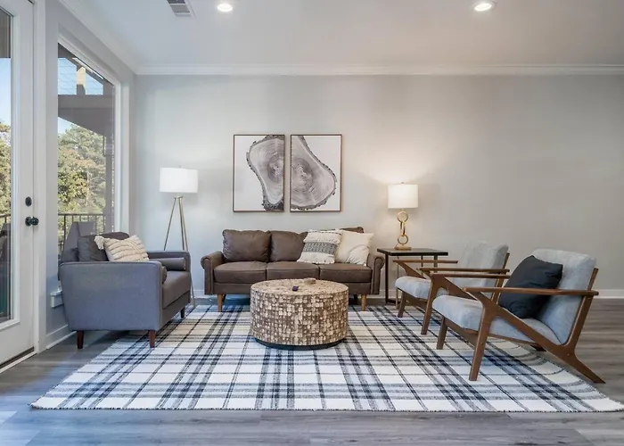 Lakefront Oasis 7 Min To Dwntn With Game Room!
