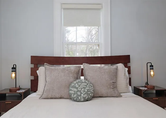Renovated Modern 2Br Upper Level Flat Walk To Restaurants-Min To Dukedthosp