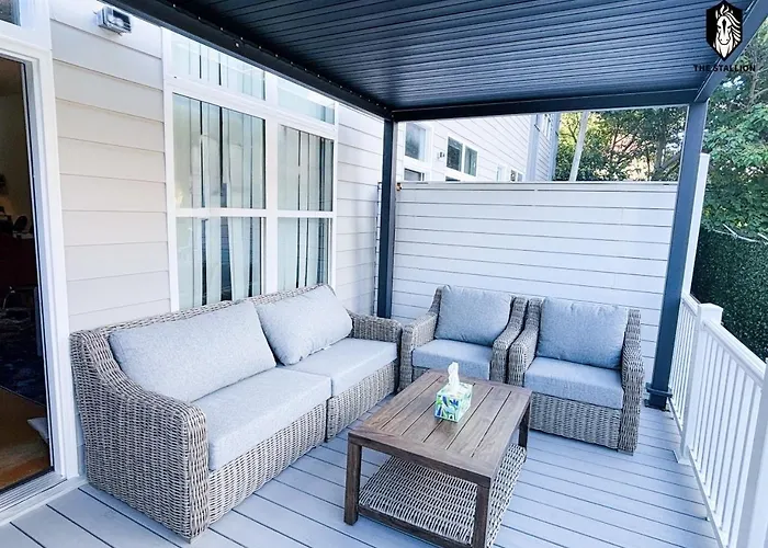 Walk To Attractions Modern Loft With Private Patio
