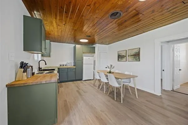 Whispering Oak- Lakefront Cabin Retreat