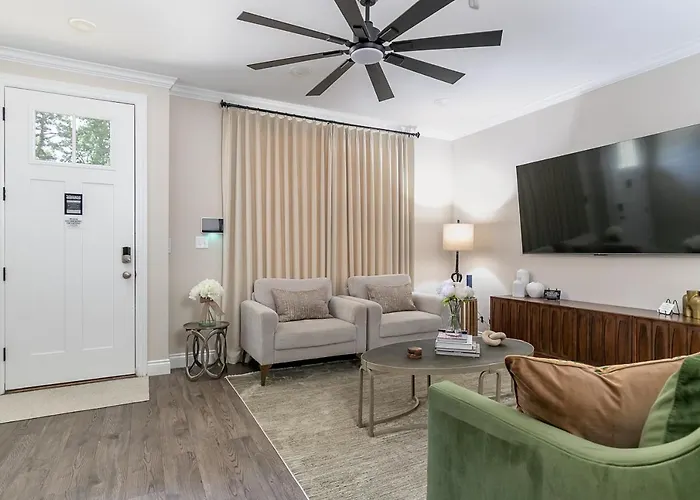 Chic Townhome Near La Tech