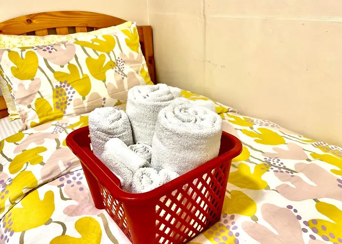Private Room With Shared Amenities 10 Minutes To Airport And Walking Distance To Bus Station