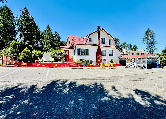 Private Room With Shared Amenities 10 Minutes To Airport And Walking Distance To Bus Station