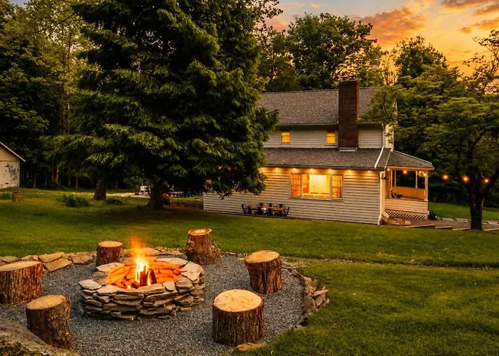 Hot Tub, Fire Pit, Porch 1850S Riverside Cabin