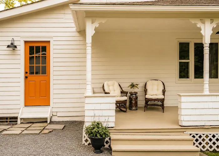 Hot Tub, Fire Pit, Porch 1850S Riverside Cabin