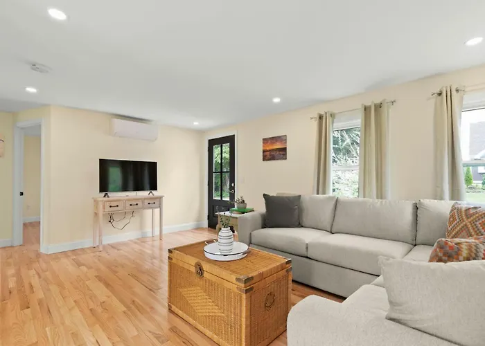 Modern Dog-Friendly Cape Cod Cottage Near Beaches