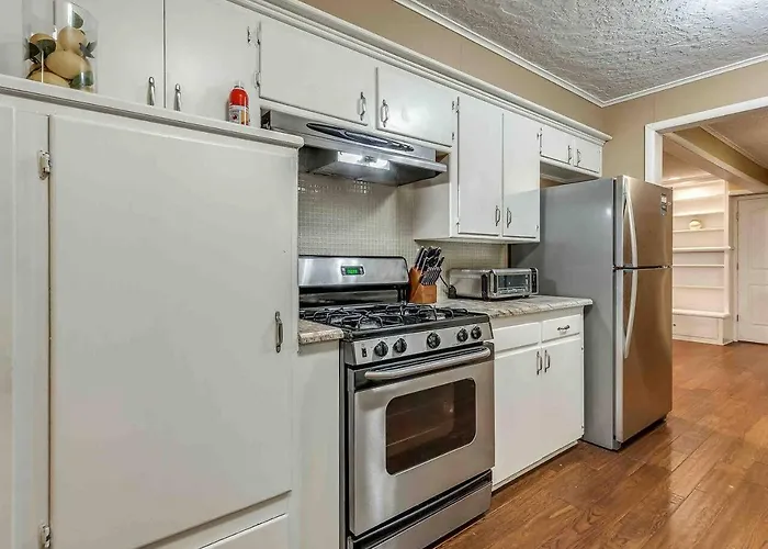 3 Bedroom Home With A Gameroom Close To Campus