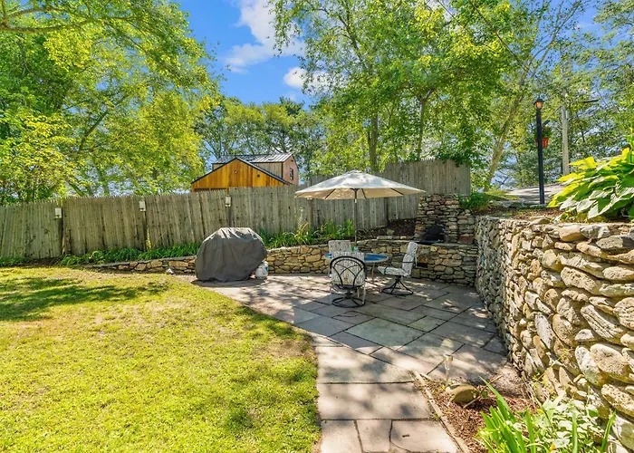 Family Lakefront Adventure House 3Br Wfirepit & Scenic