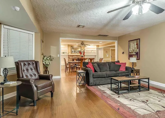 3 Bedroom Home With A Gameroom Close To Campus
