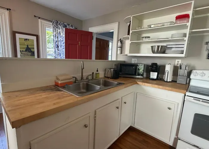 Downtown Getaway W/ Full Kitchen & Furnished Porch - Walk To The Beach/Harbor