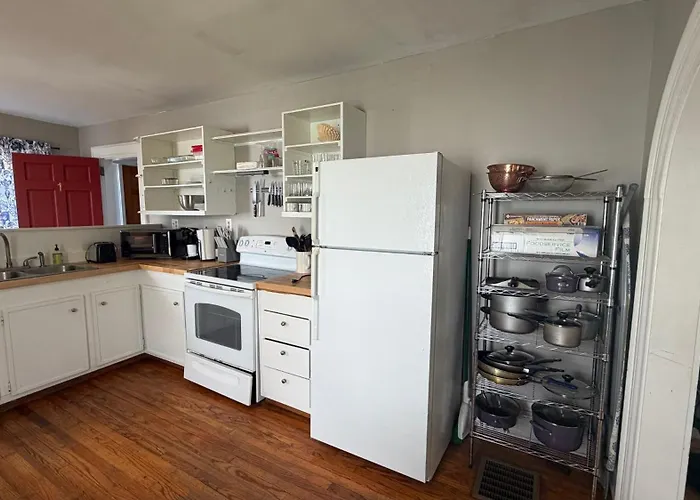 Downtown Getaway W/ Full Kitchen & Furnished Porch - Walk To The Beach/Harbor