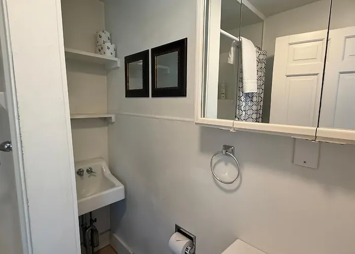 Downtown Studio W/ Full Kitchen & Shared Porch - Walk Everywhere In Town