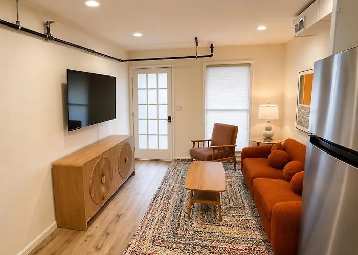 The Retro Retreat 3Rd Floor Main Street Apartment